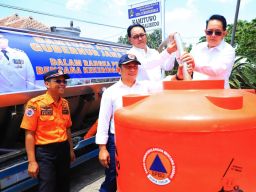 Pj. Gubernur Adhy Salurkan Air Bersih untuk Dua Desa Terdampak Kemarau di Kabupaten Blitar