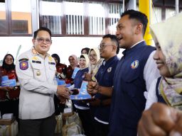 Pj. Gubernur Jatim Salurkan Bantuan Sosial Bagi PPKS Wilayah Kota Malang