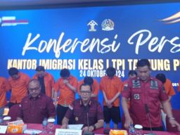 10 WNA Pelaku Penipuan Online Ditangkap di Surabaya, Dideportasi 