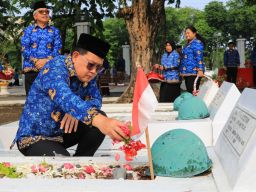 Pj. Gubernur Jatim Pimpin Ziarah Makam Tiga Tokoh Pahlawan Bangsa