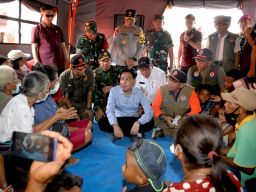 Wapres Gibran Tinjau Lokasi Pengungsian Terdampak Erupsi Gunung Lewotobi
