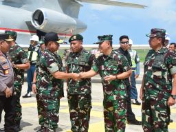 Komandan Puspenerbal Sambut Kedatangan Panglima TNl dan Kapolri