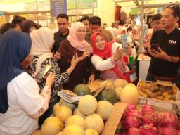 Dicurhati Pedagang Pasar Purwosari Makin Sepi Pembeli, Khofifah: Literasi Digital Jadi Solusi Mendesak