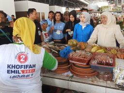 Khofifah Sambang Pasar Nambangan Surabaya, Belanja dan Tampung Aspirasi Pedagang