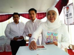 Pesan Khofifah Usai Nyoblos di TPS Minta Relawan Kawal Suara Hingga TPS dan Penghitungan