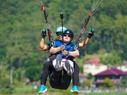 Keseruan Pj. Gubernur Jatim dan Pj. Gubernur Lampung Nikmati Wisata Tandem Paralayang di Kota Batu