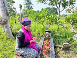 Kuatkan Langkah di Hari Coblosan Luluk Nur Hamidah Berziarah ke Makam Orang Tua