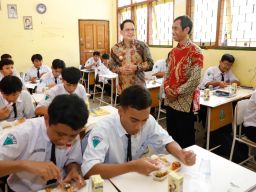 Pj. Gubernur Jatim Tinjau Uji Coba Program Makan Bergizi di SMA dan SMK Gema 45 Surabaya
