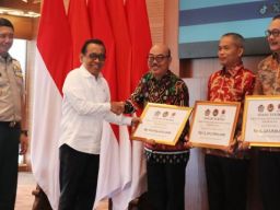 Menko PMK dan Kepala BNPB Serahkan Bantuan Hibah Rehabilitasi dan Rekonstruksi Pemda Terdampak Bencana