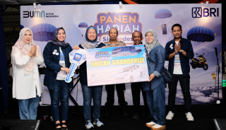 BRI BO Kapas Krampung Serahkan Hadiah Undian Panen Hadiah Simpedes