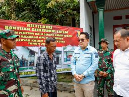 Pj. Gubernur Adhy Serahkan Bantuan Rehabilitasi Rutilahu Warga Tak Mampu di Kediri