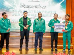 Pj. Gubernur Jatim Serahkan Bonus ke Atlet dan Pelatih PON XXI Aceh-Sumut Total Rp160 Miliar