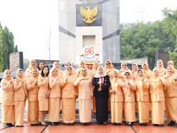 Plt Ketua DWP Jatim Ziarah Tabur Bunga di Makam Pahlawan Wanita