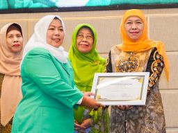 Khofifah Dinobatkan Sebagai Tokoh Inspiratif oleh Fatayat NU Jatim