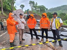 Bareng PU Bina Marga dan PU SDA, BPBD Jatim Tinjau Jalan Ambles di JLS Malang