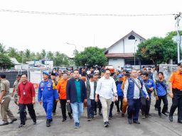 Pj. Gubernur Jatim Tinjau Posko SAR Gabungan di Pelabuhan Jangkar