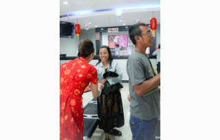 Apresiasi Nasabah: BRI Surabaya Mulyosari Bagikan Cokelat Imlek 2025