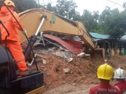 Empat Warga Tertimbun Longsor di Kota Batam
