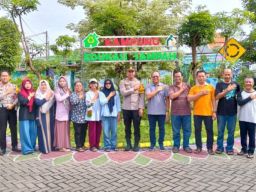 Kapolsek Sidoarjo Kota Apresiasi Program Ketahanan Pangan di Kampung Edukasi Sampah