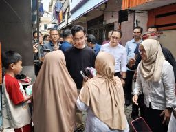 Dampingi Wapres Gibran Bagi Buku dan Susu di Kapasan, Pj. Gubernur Adhy Pastikan Asta Cita di Jatim Berjalan Lancar