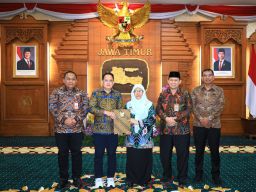 Pj. Gubernur Jatim Serahkan SPT Plt. Bupati Situbondo Kepada Khoirani