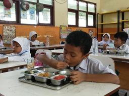 Siswa di SDN Larangan Sidoarjo Menikmati Menu Makan Bergizi Gratis