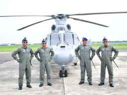 Komandan Puspenerbal Sematkan Brevet Kehormatan Penerbangan kepada Tiga Pati Bintang Dua TNl AL