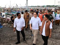 Pj. Gubernur Jatim Tinjau Daerah Terdampak Angin Puting Beliung di Pesisir Pasuruan