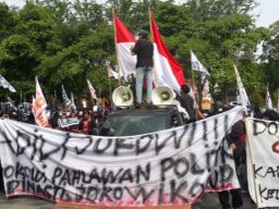 Massa Pendemo Datangi Polda Jatim, Desak Polri Usut Dugaan Korupsi Mantan Presiden Jokowi