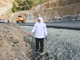Gubernur Khofifah Instruksikan Dinas PU Bina Marga Jatim Kebut Perbaikan Jalan