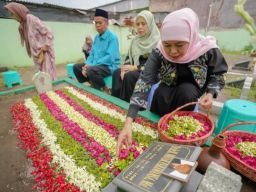 Khofifah Ziarah ke Makam Suami dan Orang Tua Serta Berbagi Ratusan Paket Sembako Bagi Warga Tak Mampu
