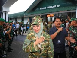 Berseragam Komcad, Sepatu PDL, Khofifah Siap Ikuti Rangkaian Retreat Kepala Daerah