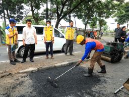 Wagub Jatim Cek Proses Penambalan Jalan di Poros Nasional Pantura Lamongan - Babat