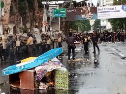 AJI Surabaya Kecam Polisi Pukul dan Intimidasi Jurnalis Saat Meliput Demo Tolak Pengesahan UU TNI