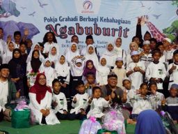 Wartawan Grahadi Ajak Anak Yatim Ngabuburit Belajar Satwa di KBS dan Buka Puasa Bersama