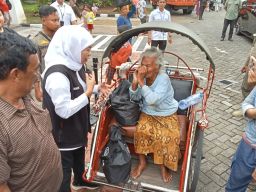 Gubernur Khofifah Bagi 1.500 Paket Sembako dan Zakat Mal ke Warga Sekitar Kantor Gubernur Jatim