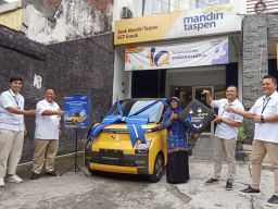 Guru MAN 1 Bungah Raih Hadiah Utama Mobil dari Bank Mandiri Taspen Area Gresik