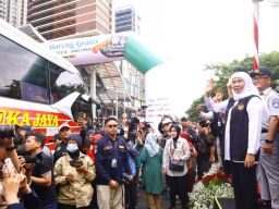 Lepas 4.008 Peserta Mudik Gratis Pemprov Jatim 2025, Gubernur Khofifah: Selamat Mudik, Berangkat Bahagia, Pulang Bahagia