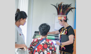 BRI Mulyosari Rayakan Hari Kartini dengan Busana Khas Dayak