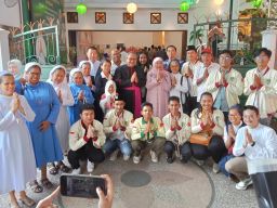 Lebaran Hari Kedua, Di Kediaman Gubernur Khofifah, Hadir Uskup Surabaya RD Agustinus dan Para Suster