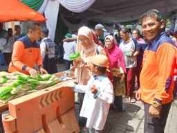 Di Kediaman Gubernur Khofifah Ribuan Masyarakat Antusias Bersilaturahim dan Swafoto