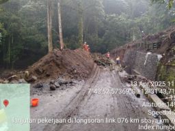 Gubernur Khofifah Pastikan Perbaikan Akses Pasca Longsor Jalur Pacet-Cangar Segera Tuntas