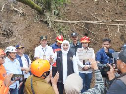 Gubernur Khofifah Fokuskan Pembersihan, Normalisasi Sungai dan Pemasangan Bronjong 