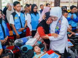 Gubernur Khofifah Salurkan Bansos Rp12,9 Miliar, Entas Kemiskinan