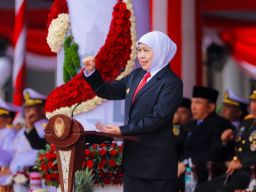 Gubernur Khofifah Pimpin Upacara, Ajak Masyarakat Bangkit Hadapi Dampak Ekonomi Global