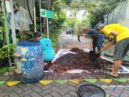 Kampung Edukasi Sampah Sekardangan di Sidoarjo Panen Kompos dari Sumur Resapan