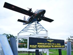 Puspenerbal Pasang Pesawat Nomad Gantikan Ilyushin-28 di Bundaran Flyover Djuanda