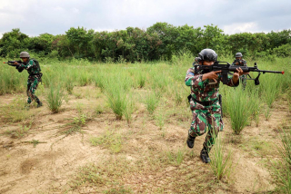 Pertajam Naluri Tempur, Prajurit Yonif 3 Marinir Laksanakan Latihan Serangan