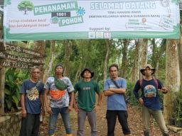 Komunitas Pecinta Alam IKMSR Tanam Pohon di Lereng Gunung Emas, Trawas, Mojokerto