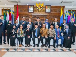 Prof Madyan Terpilih Jadi Rektor UNAIR, Gubernur Khofifah Beri Selamat, Berharap Makin Terkemuka di Level Internasional